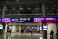 香港国際空港到着ロビー、看板に従ってバス停へ
