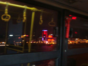 バスの車窓からマカオ半島の夜景を眺める