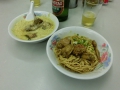 軒記麺食店のカレーチキン撈麺（手前）とカレーチキン湯麺