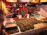 大きな上海蟹など海鮮を中心に生鮮食品がそろう